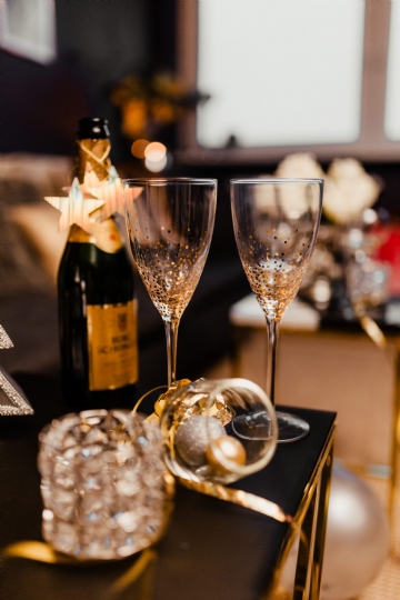 奢华 kaboompics_New Year's Eve party - open bottle of champagne and glasses.jpg
