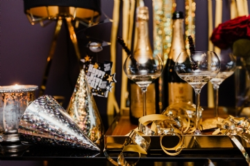 奢华 kaboompics_New Year's Eve party - silver paper party hat, bottle of champagne and glasses.jpg