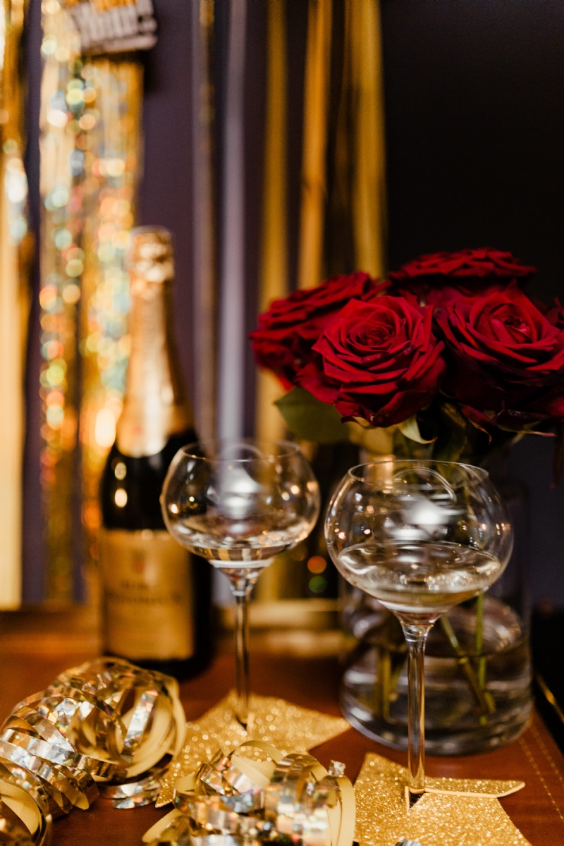 kaboompics_New Year's Eve party - wine glasses, red roses.jpg 方案配图,格调渲染,奢华,