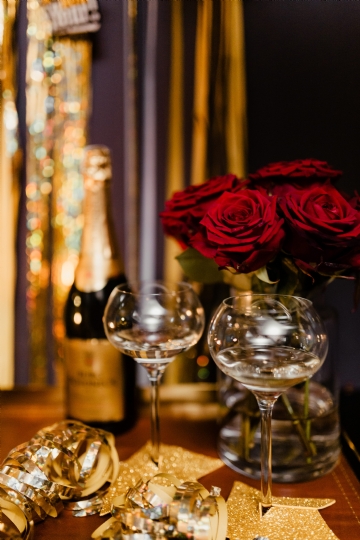 奢华 kaboompics_New Year's Eve party - wine glasses, red roses.jpg