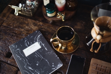 奢华 kaboompics_Notebook, cup of coffee, glasses, Chemex, keyboard, iPhone.jpg