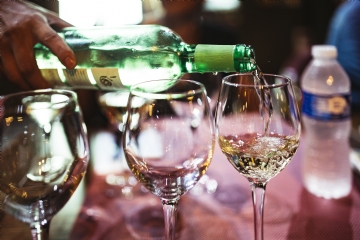 奢华 kaboompics_Pouring white wine into glasses.jpg
