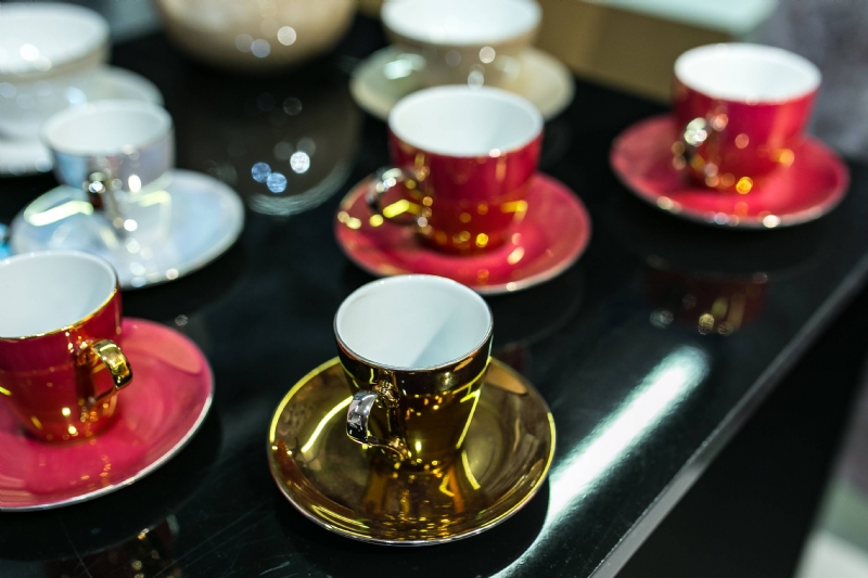 kaboompics_Red and golden teacups with saucers.jpg 方案配图,格调渲染,奢华,