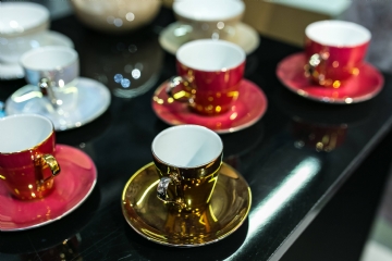 奢华 kaboompics_Red and golden teacups with saucers.jpg