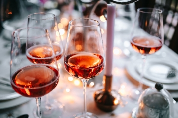 奢华 kaboompics_Rose wine glass on christmas table.jpg