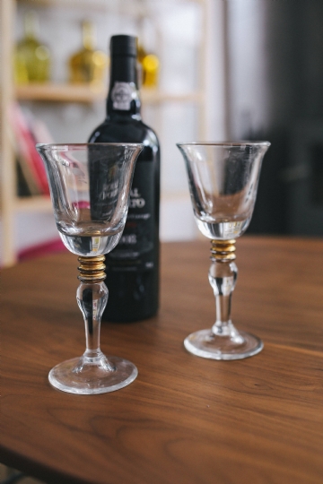 奢华 kaboompics_Two empty wine glasses with a bottle of wine on a table.jpg