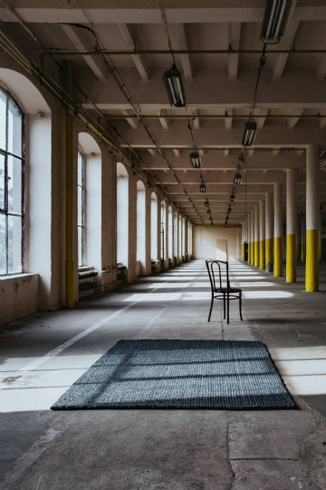 参考素材 kaboompics_Chair and a carpet in an abandoned building hall.jpg