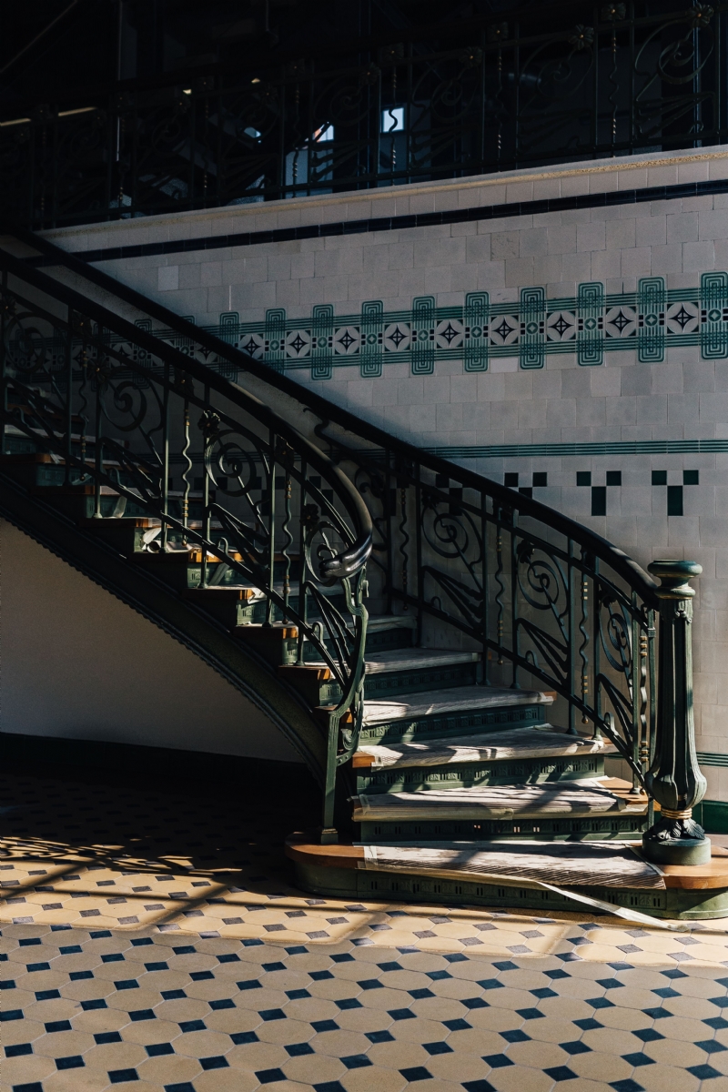 kaboompics_Elegant staircase.jpg 参考素材,灯光参考,过道,