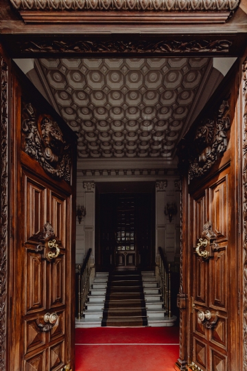 参考素材 kaboompics_Entrance to the hotel with beautiful wooden doors, Madrid, Spain.jpg