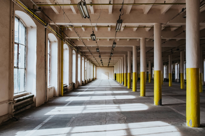 kaboompics_Interior of an abandoned building hall with yellow pillars.jpg 参考素材,灯光参考,过道,