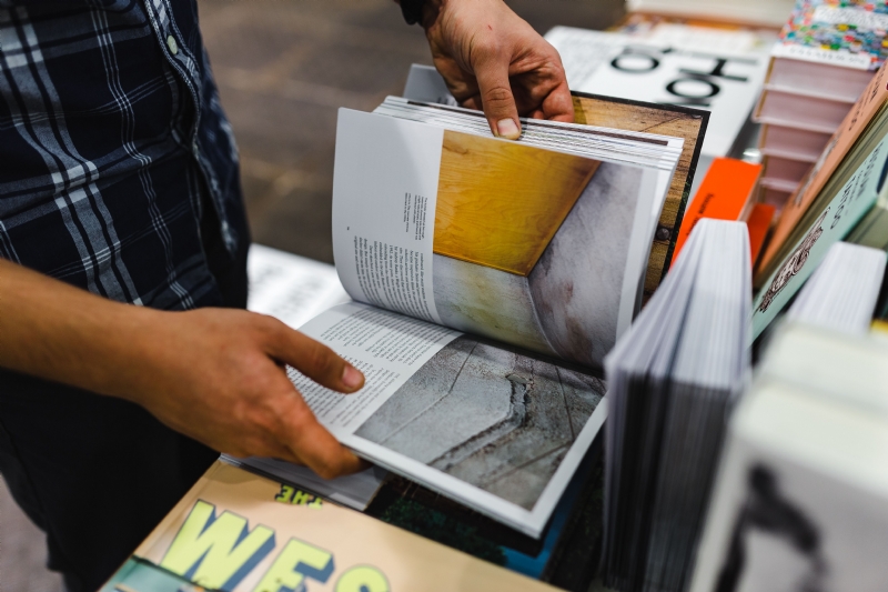 kaboompics_A man thumbing through a book.jpg 方案配图,客户爱好,阅读,