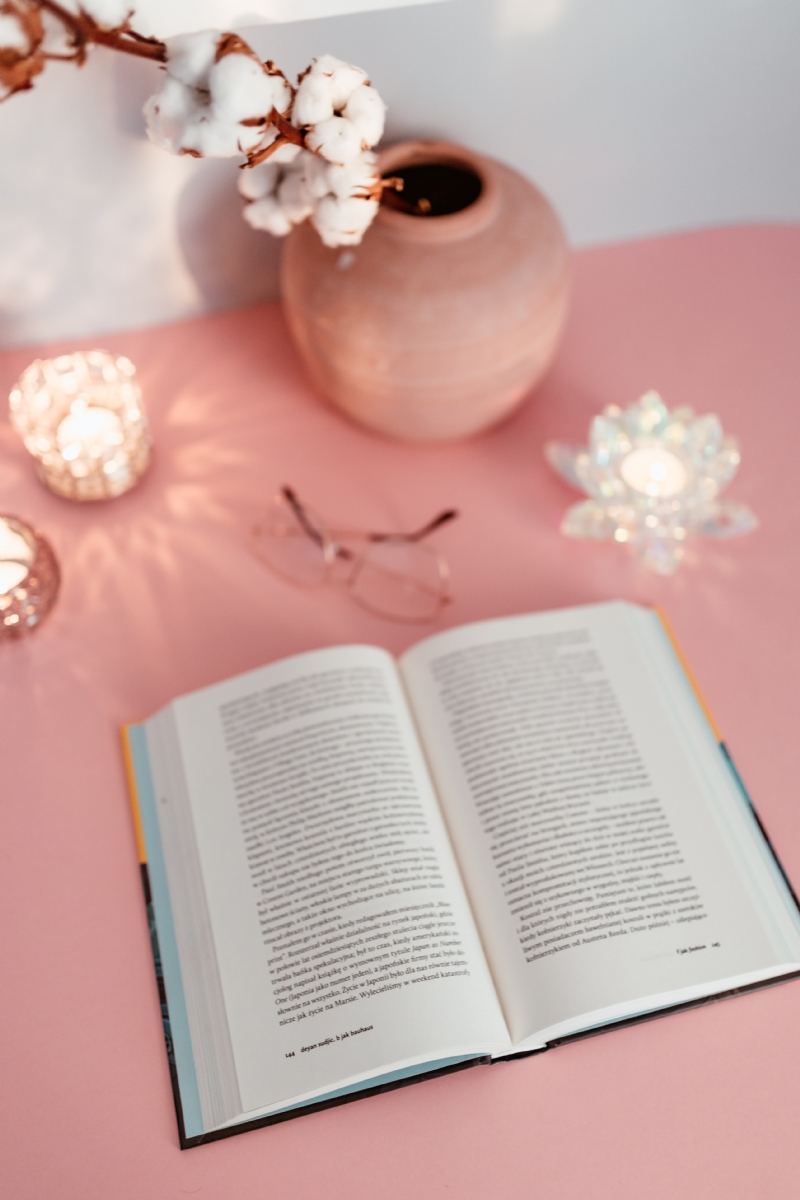 kaboompics_An open book, candles, cotton branch and glasses on a pink background.jpg 方案配图,客户爱好,阅读,