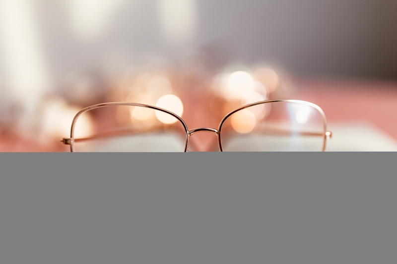 kaboompics_An open book, glasses and a cotton branch on a pink background.jpg 方案配图,客户爱好,阅读,