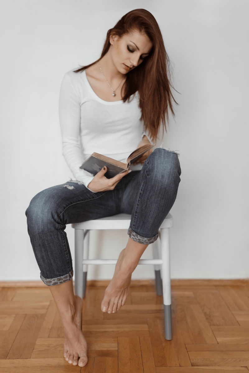 kaboompics_Beautiful young woman reading a book.jpg 方案配图,客户爱好,阅读,