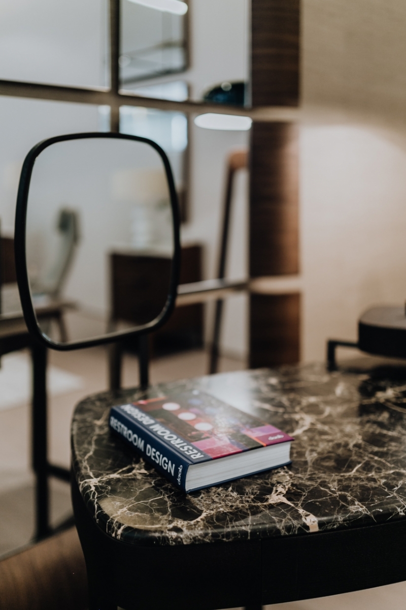 kaboompics_Book on a marble table.jpg 方案配图,客户爱好,阅读,