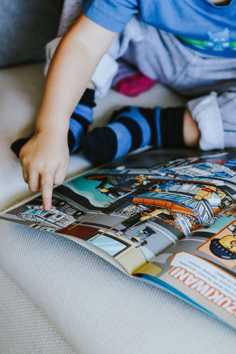 kaboompics_Child reading a comic story.jpg 方案配图,客户爱好,阅读,