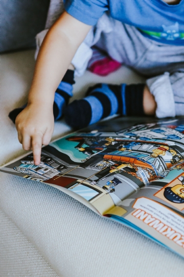 阅读 kaboompics_Child reading a comic story.jpg