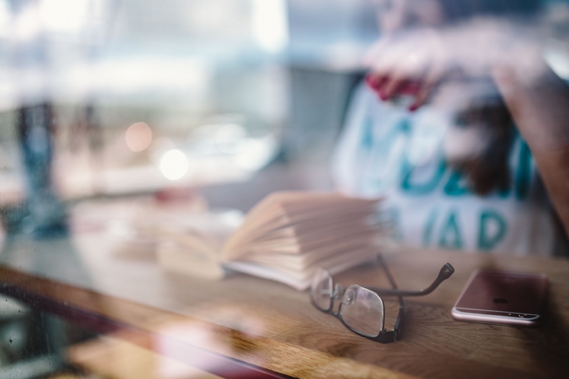 kaboompics_Closeup of a pair of eyeglasses and an open book.jpg 方案配图,客户爱好,阅读,