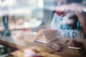 阅读 kaboompics_Closeup of a pair of eyeglasses and an open book.jpg