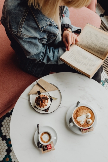 阅读 kaboompics_Coffee and cake with meringue in a patisserie.jpg