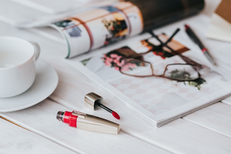 kaboompics_Coffee on table with a magazine and a lipstick.jpg 方案配图,客户爱好,阅读,