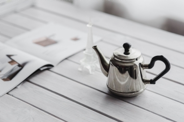 阅读 kaboompics_Coffee on table with a magazine.jpg