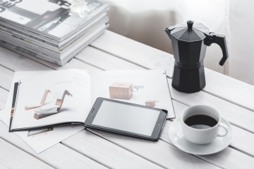 阅读 kaboompics_Coffee on table with a tablet.jpg