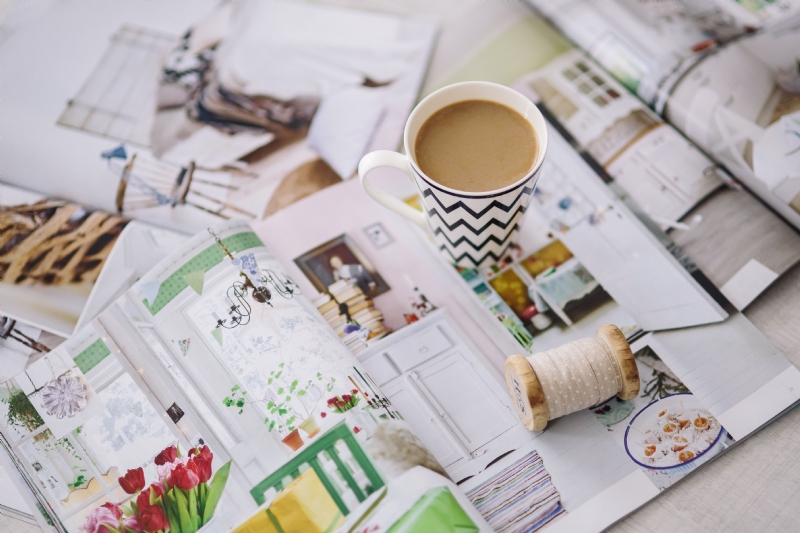 kaboompics_Coffee with a magazine.jpg 方案配图,客户爱好,阅读,