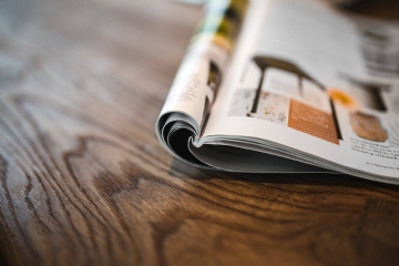 阅读 kaboompics_Magazine on a wooden desk.jpg