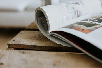 阅读 kaboompics_Magazine on a wooden table.jpg