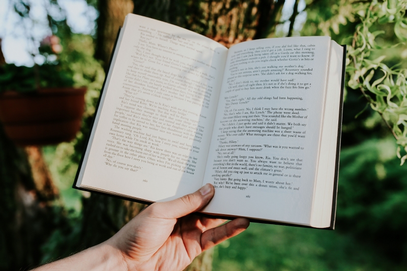 kaboompics_Man reading a book outdoors.jpg 方案配图,客户爱好,阅读,