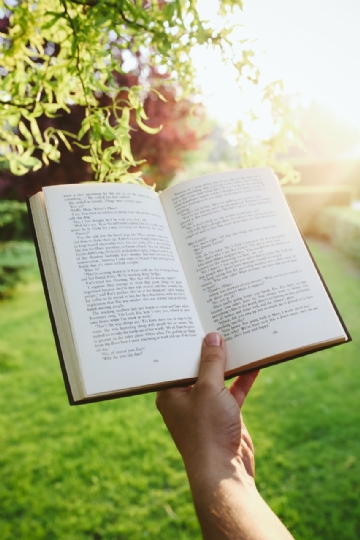 阅读 kaboompics_Man reading a book outdoors-2.jpg