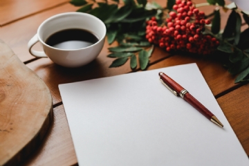 阅读 kaboompics_Red rowan fruit with a coffee and a white sheet of paper-2.jpg