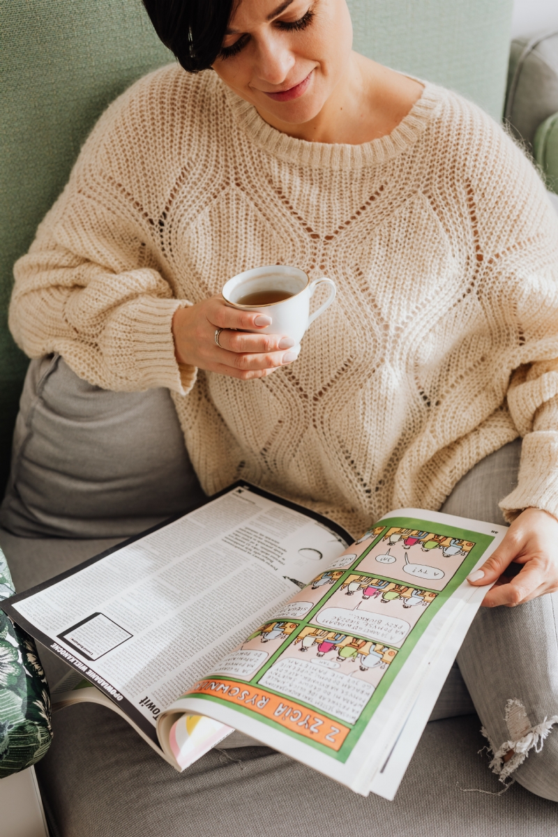 kaboompics_The woman is drinking tea on the couch and reading the newspaper.jpg 方案配图,客户爱好,阅读,