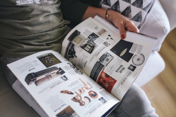 方案配图 kaboompics_Woman reading a designer magazine on a couch.jpg