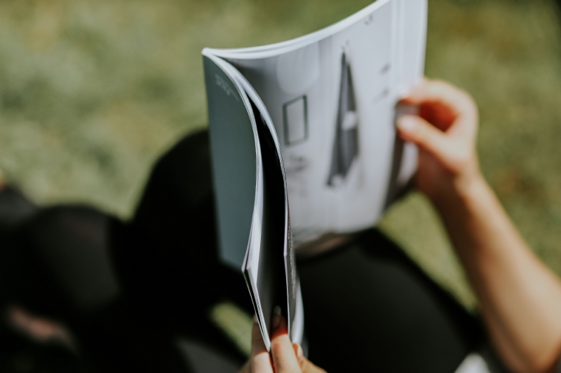 kaboompics_Woman reading a magazine outdoors.jpg 方案配图,客户爱好,阅读,