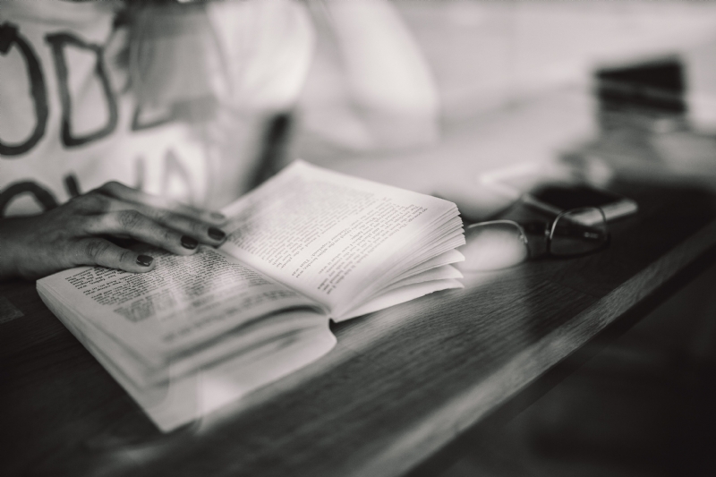 kaboompics_Woman reading book at coffee shop.jpg 方案配图,客户爱好,阅读,