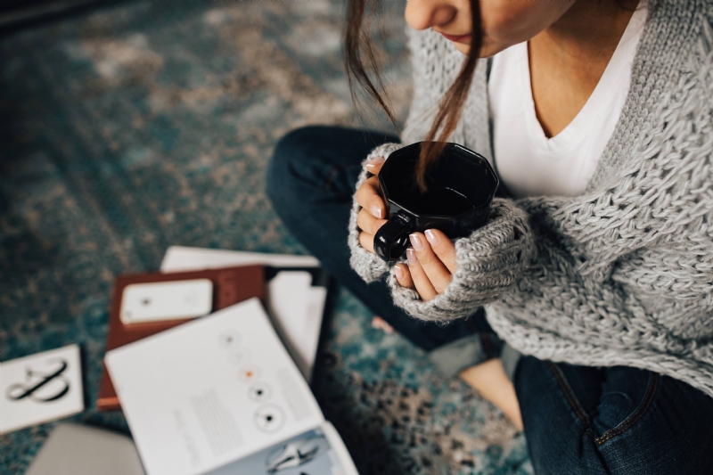 kaboompics_Woman reading magazines on the floor while enjoying hercup of tea.jpg 方案配图,客户爱好,阅读,