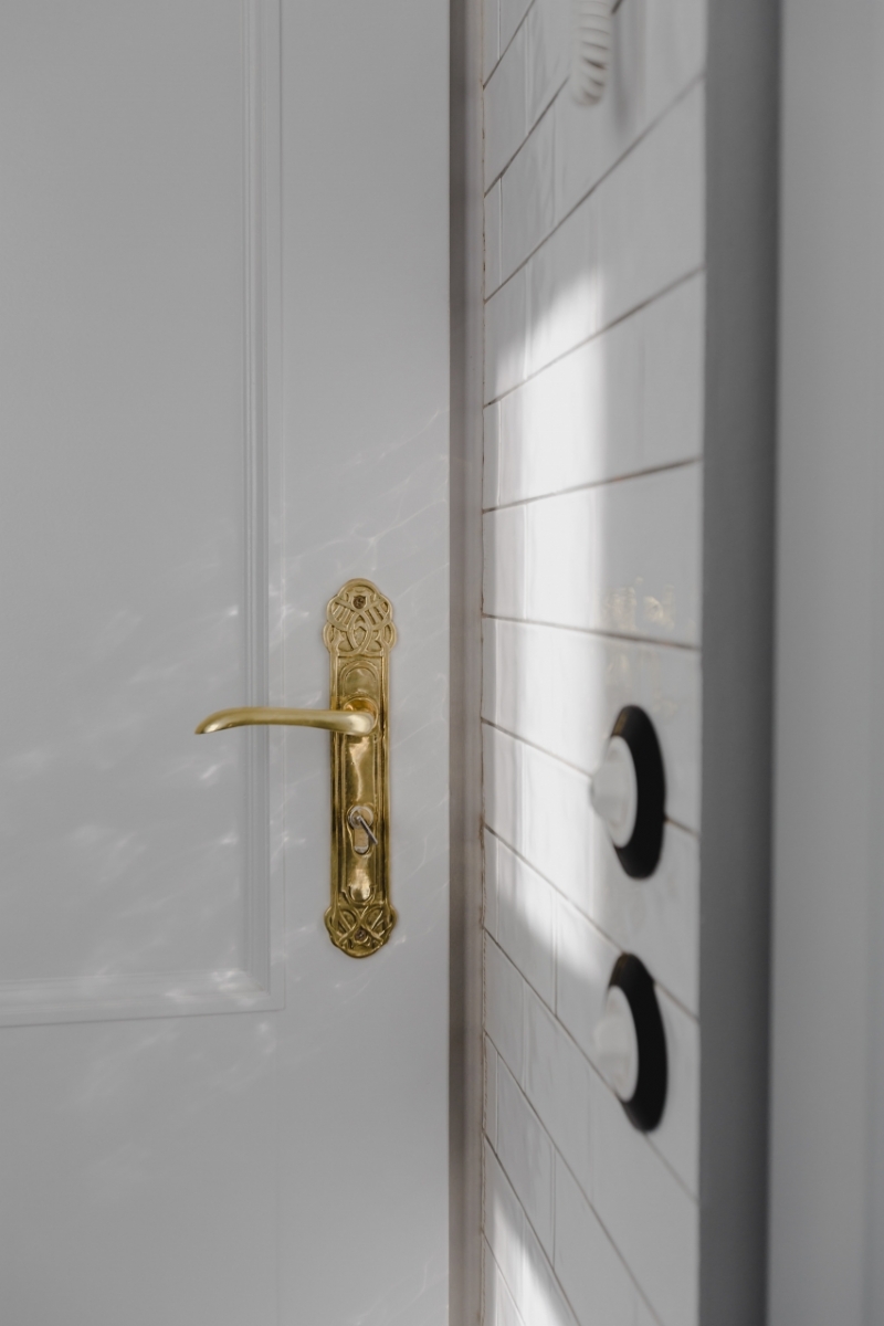 kaboompics_Antique gold plated door handle & light switch-2.jpg 建筑参考,局部元素,室内装饰,