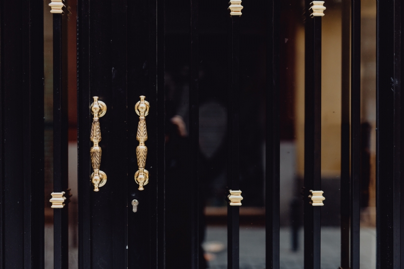 kaboompics_Beautiful golden handle on the black door.jpg 建筑参考,局部元素,室内装饰,