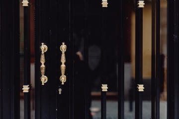 室内装饰 kaboompics_Beautiful golden handle on the black door.jpg