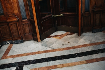 室内装饰 kaboompics_Beautiful wooden doors in Barcelona, Spain.jpg