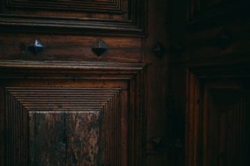 局部元素 kaboompics_Beautiful wooden doors in Barcelona, Spain-2.jpg