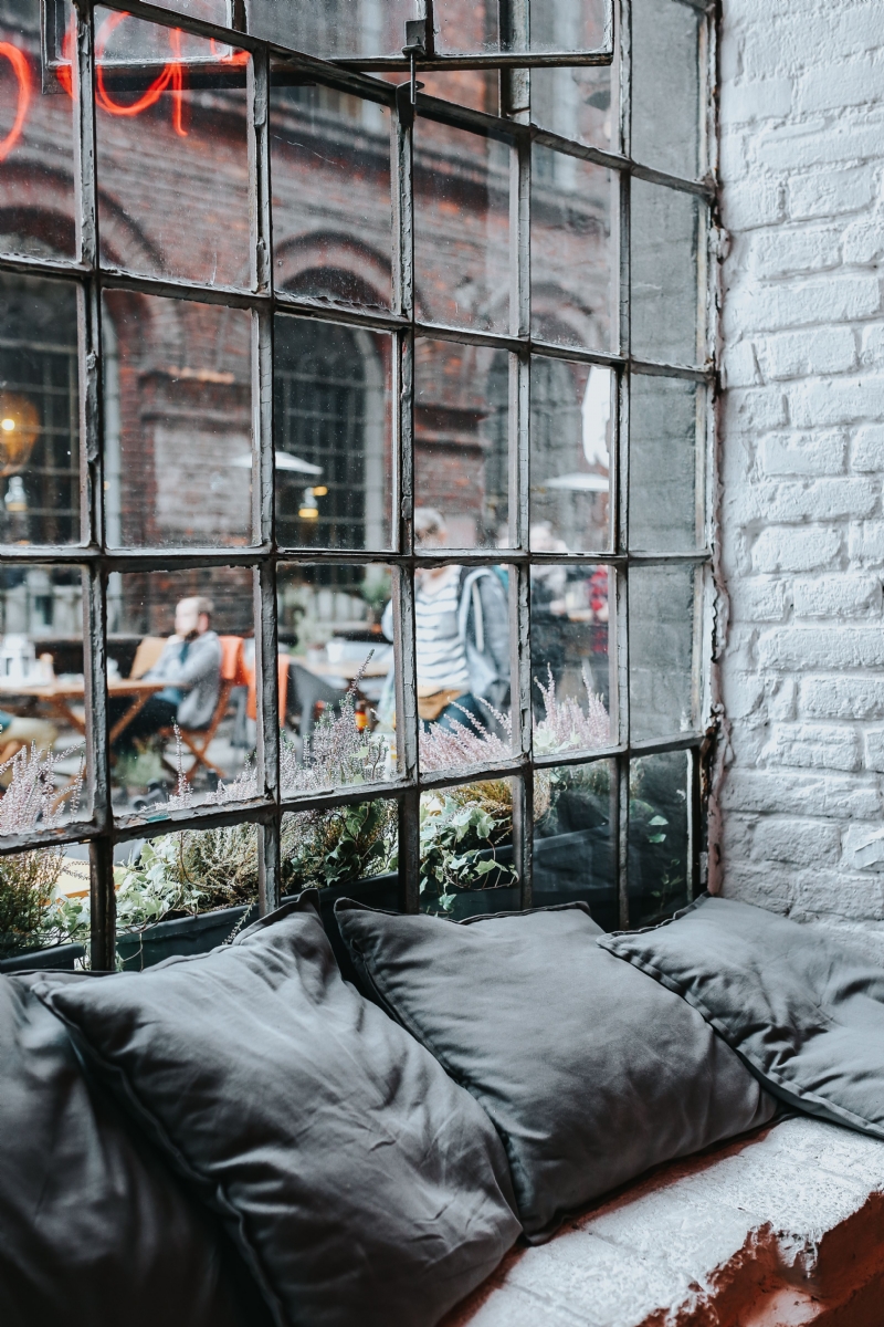 kaboompics_Bed with grey pillows by the window.jpg 建筑参考,局部元素,室内装饰,