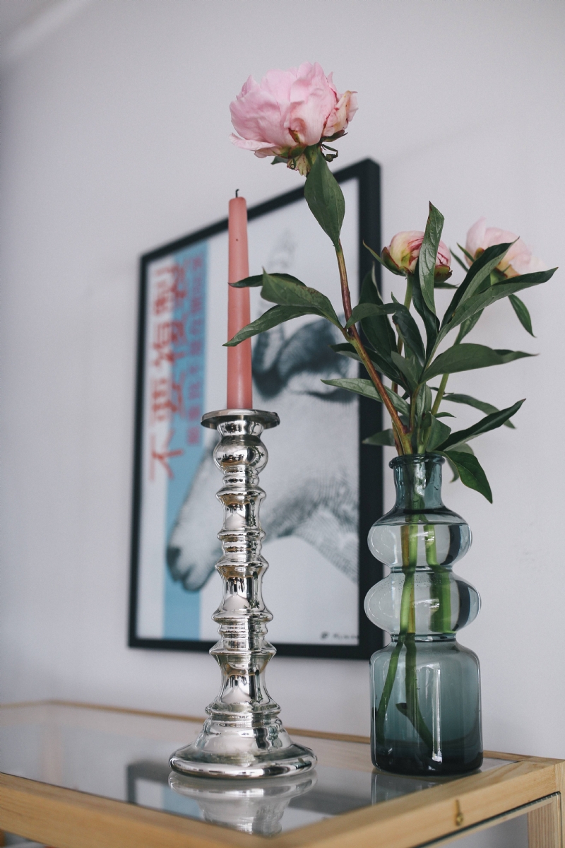 kaboompics_Candle and a flower on a bookcase.jpg 建筑参考,局部元素,室内装饰,