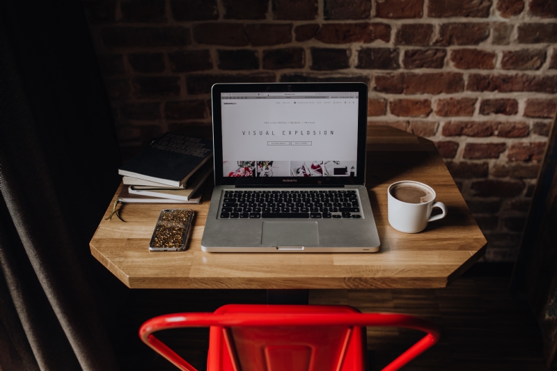 kaboompics_Creatives desk with laptop, camera, journals and books in front of brick wall.jpg 建筑参考,局部元素,室内装饰,