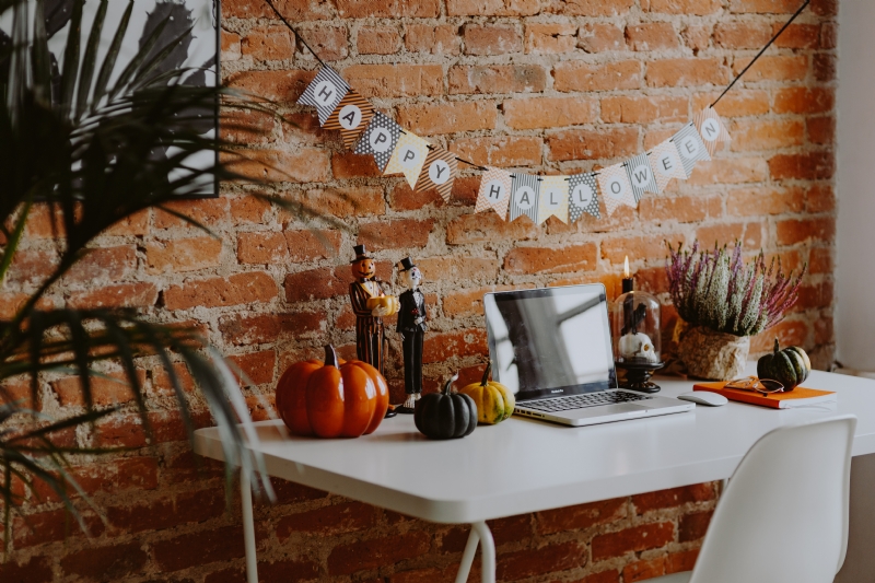 kaboompics_Desk with laptop & Halloween Decorations.jpg 建筑参考,局部元素,室内装饰,