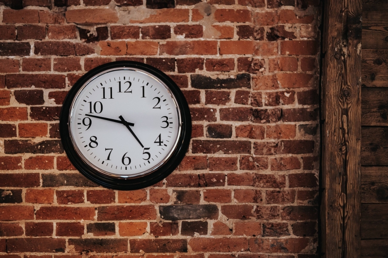 kaboompics_Fancy interior with a red brick wall and a clock.jpg 建筑参考,局部元素,室内装饰,