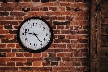 室内装饰 kaboompics_Fancy interior with a red brick wall and a clock.jpg