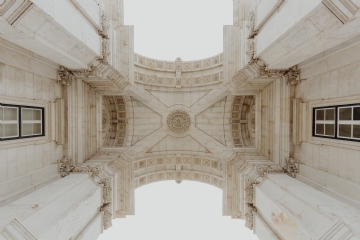 局部元素 kaboompics_Looking up at the iconic Augusta Street Triumphal Arch, Lisbon, Portugal.jpg